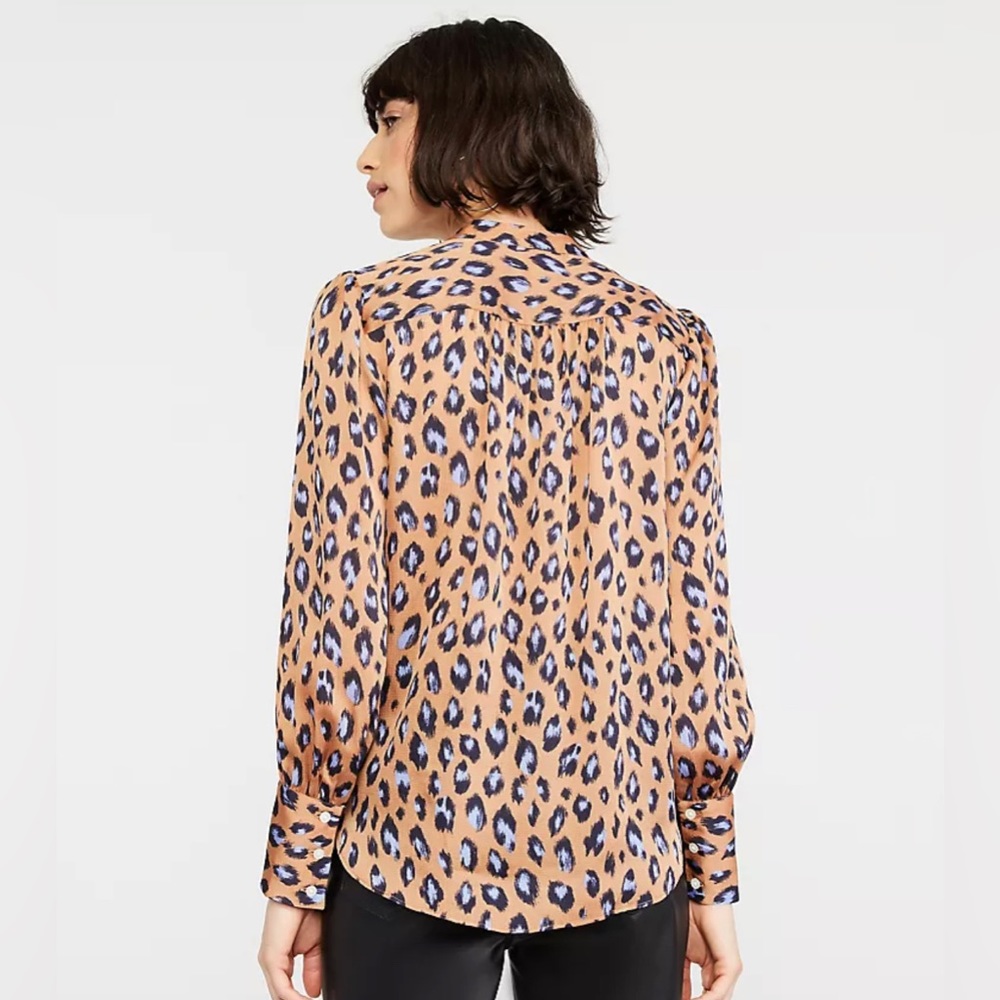 Ann Taylor Animal Print Shirred Split Neck Blouse Petite Women’s XS lightweight - Picture 2 of 3